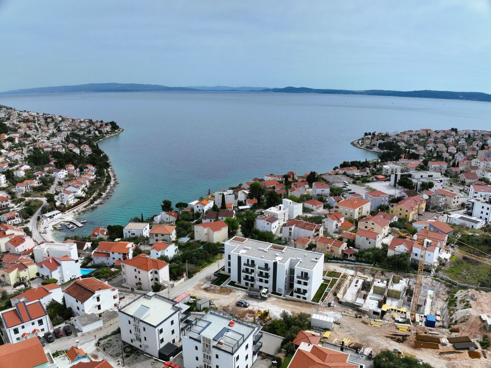 Okrug Gornji, Čiovo: dvosoban stan s vrtom u novogradnji, 150 m od mora