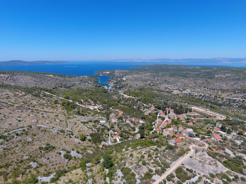 Bobovišća, Brač: građevinsko zemljište s pogledom na more, 2400 m²