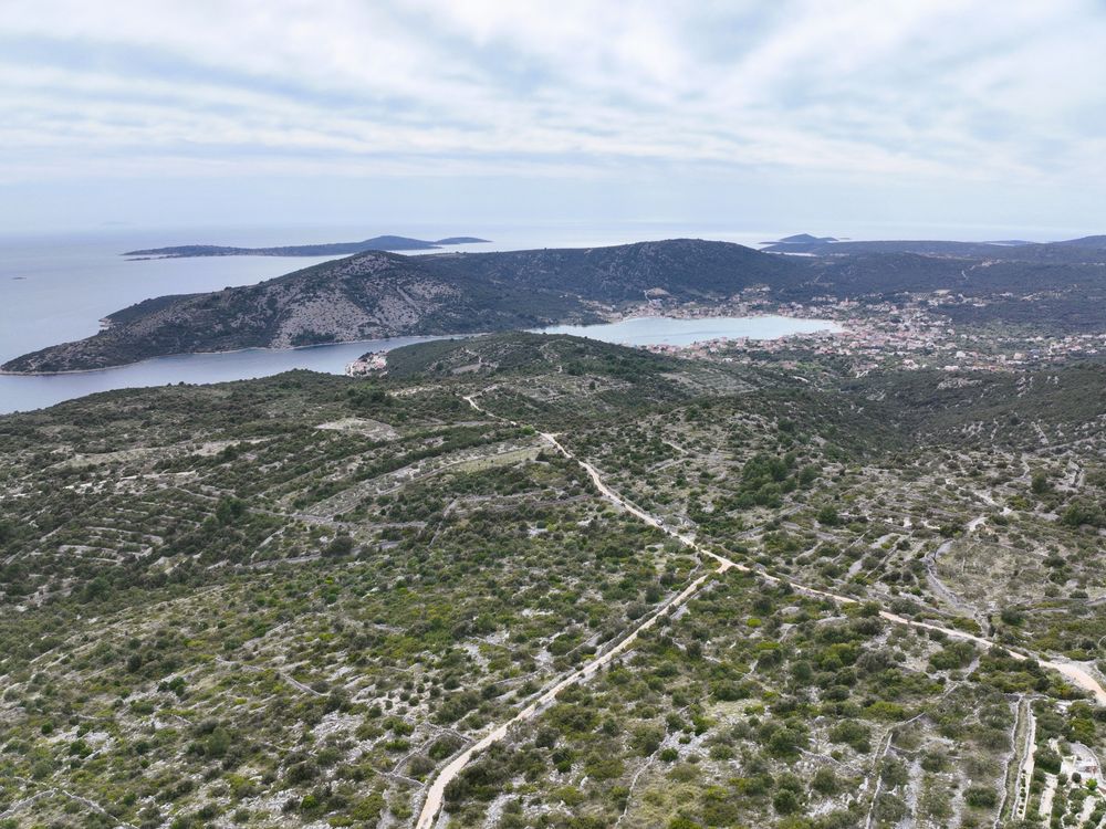 Vinišće, Marina: poljoprivredno zemljište 900 m od mora, 2.400 m²