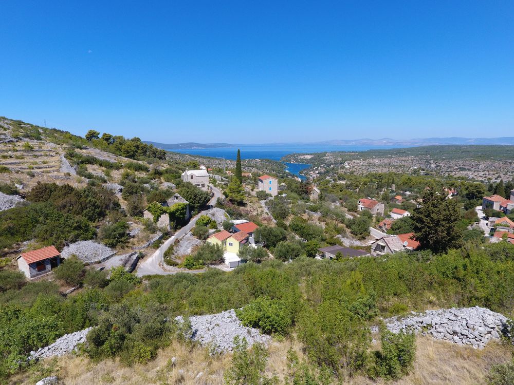 Bobovišća, Brač: poljoprivredno zemljište s legaliziranom kućicom, 8000 m²