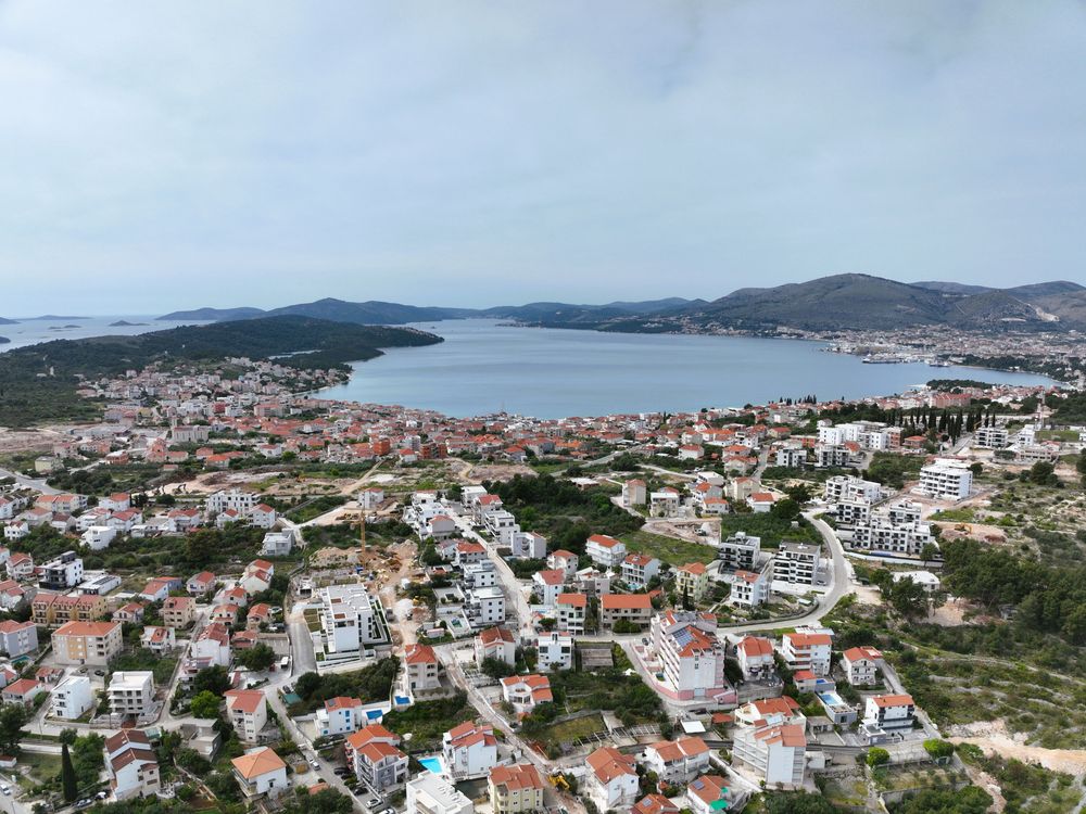 Okrug Gornji, Čiovo: dvosoban stan s vrtom i garažnim parking mjestom